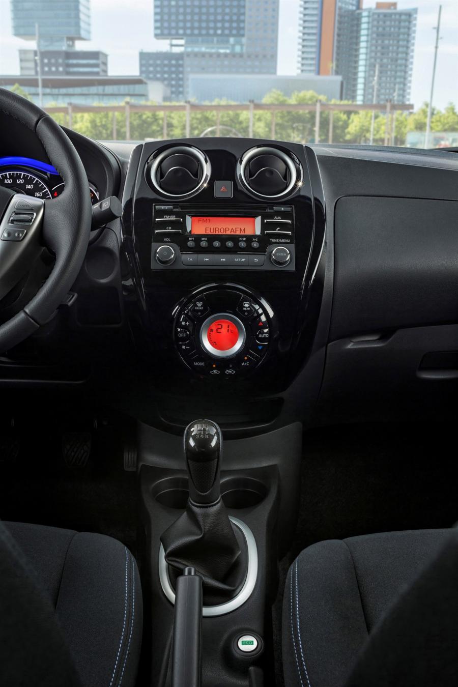 Детали интерьера Nissan Note Black Edition 2016 года  (фото 6 из 13)